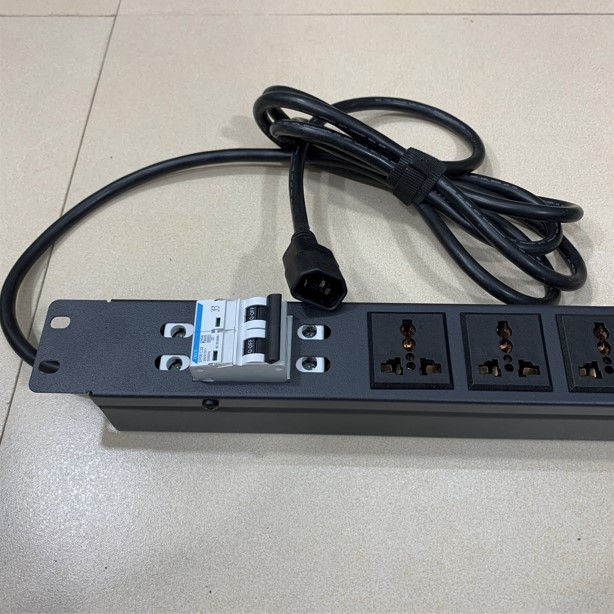 Thanh Phân Phối Nguồn Điện PDU Rack Universal 6 Way UK Outlet Có MCB Công Suất Max 20A to C14 Plug Power Cord 3x2.08mm² Length 2.7M