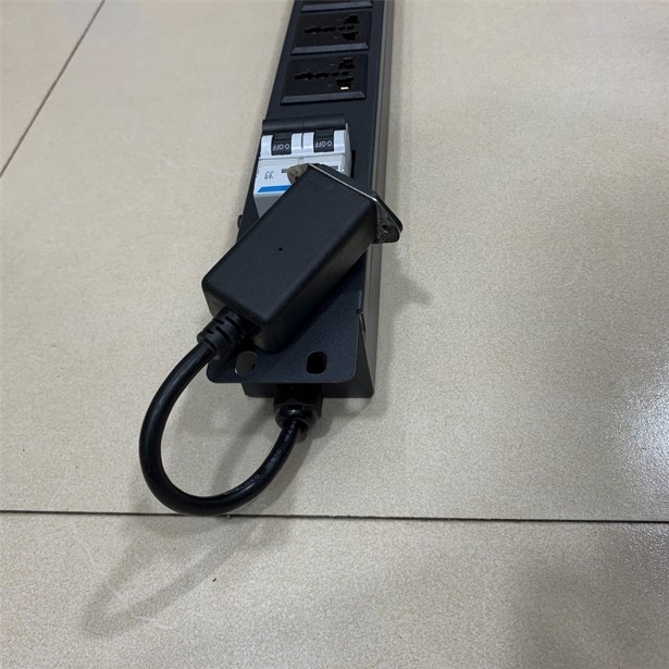 Thanh Phân Phối Nguồn Điện PDU Rack Universal 6 Way UK Outlet Có MCB Công Suất Max 16A to C14 Male Plug Power Cord