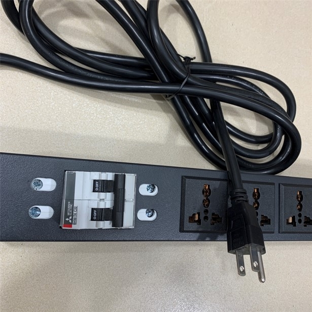 Thanh Nguồn Nối APC SMT2200R2X106 Với PDU Universal 6 Way UK Outlet Có MCB Công Suất Max 12A NEMA 5-15P Plug Power Cord 3x1.25mm² Length 2.5M