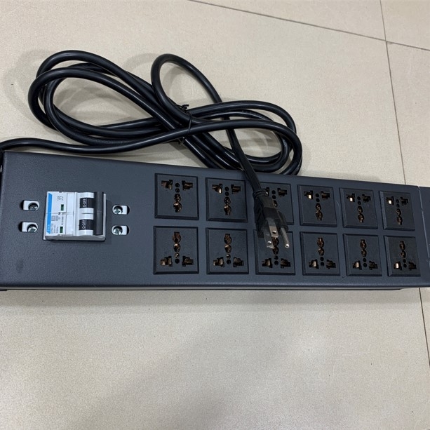 Thanh Nguồn Điện PDU 2U Rack Universal 12 Way UK Outlet Có MCB Bảo Vệ Quá Tải Công Suất Max 20A to NEMA 5-15P Plug Power Cord 3x2.08mm² Length 2.5M