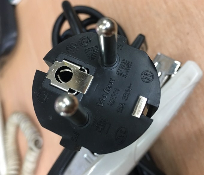 Cáp Nguồn 2 Chân Tròn Chữ L Ngóc 90 Độ Vuông Sang Góc Phải AC Power Cord Schuko CEE7 Euro Plug to IEC320 C13 RIGHT ANGLE VOLEX M2511 V1625 16A 10A 250V 18AWG 3x1.0mm Length 2.5M