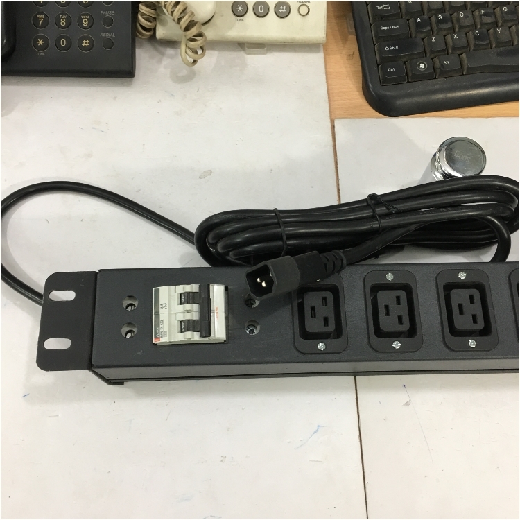 Thanh Phân Phối Nguồn Điện PDU Rack Mount 19 inch 1U 6 Way IEC C19 PDU MCB BHW-T4 C32 MITSUBISHI Công Suất Max 15A to C14 Plug Power Cord 3x2.08mm Length 2.5M