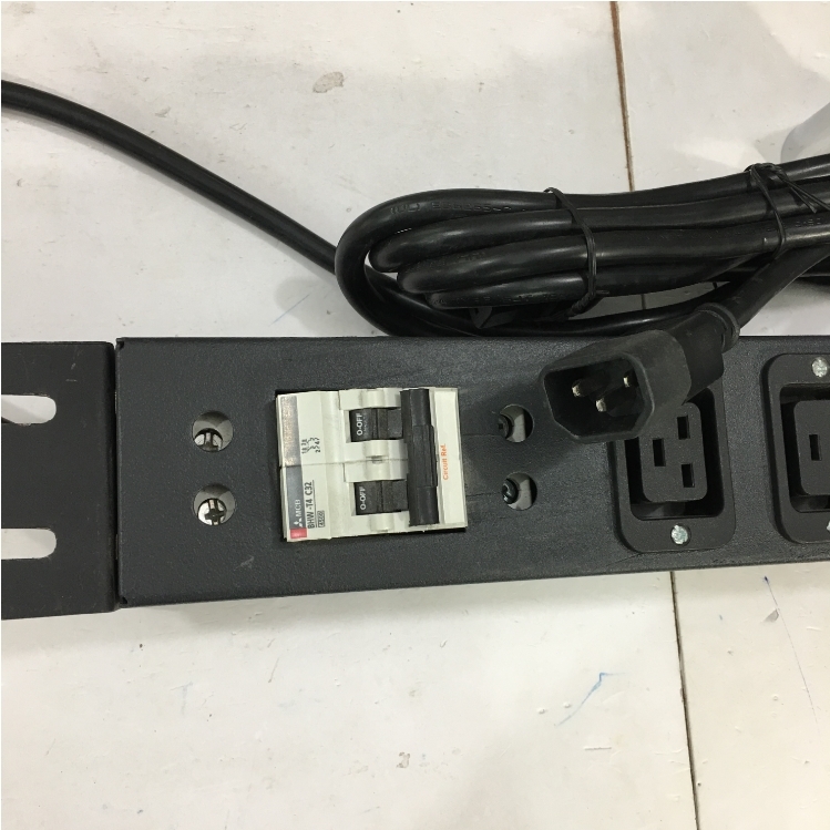 Thanh Phân Phối Nguồn Điện PDU Rack Mount 19 inch 1U 6 Way IEC C19 PDU MCB BHW-T4 C32 MITSUBISHI Công Suất Max 15A to C14 Plug Power Cord 3x2.08mm Length 2.5M