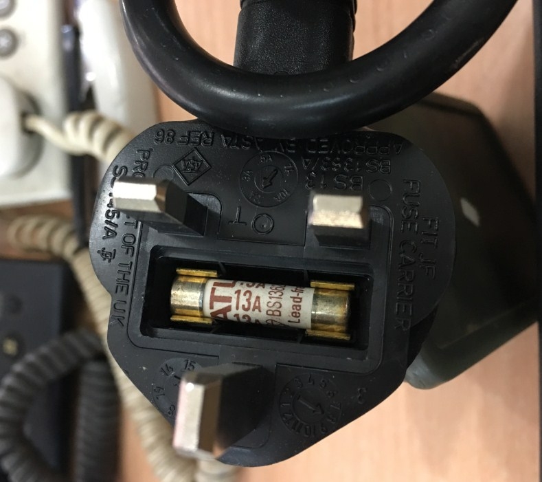 Thanh Phân Phối Nguồn Điện PDU 1U Rack Universal 6 Way UK Outlet Có MCB Công Suất Max 20A to UK Plug BS1363 Power Cord 3x1.5mm² Length 3.1M