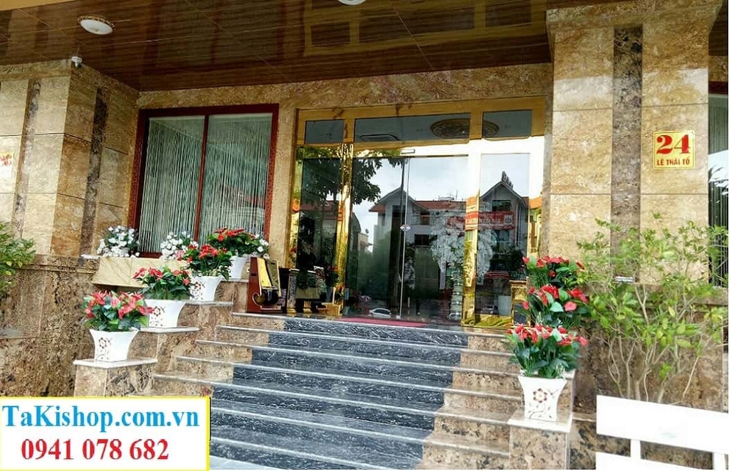 thi-cong-cua-inox-vang-guong-khach-san-khung-inox-ma-vang-cho-shop