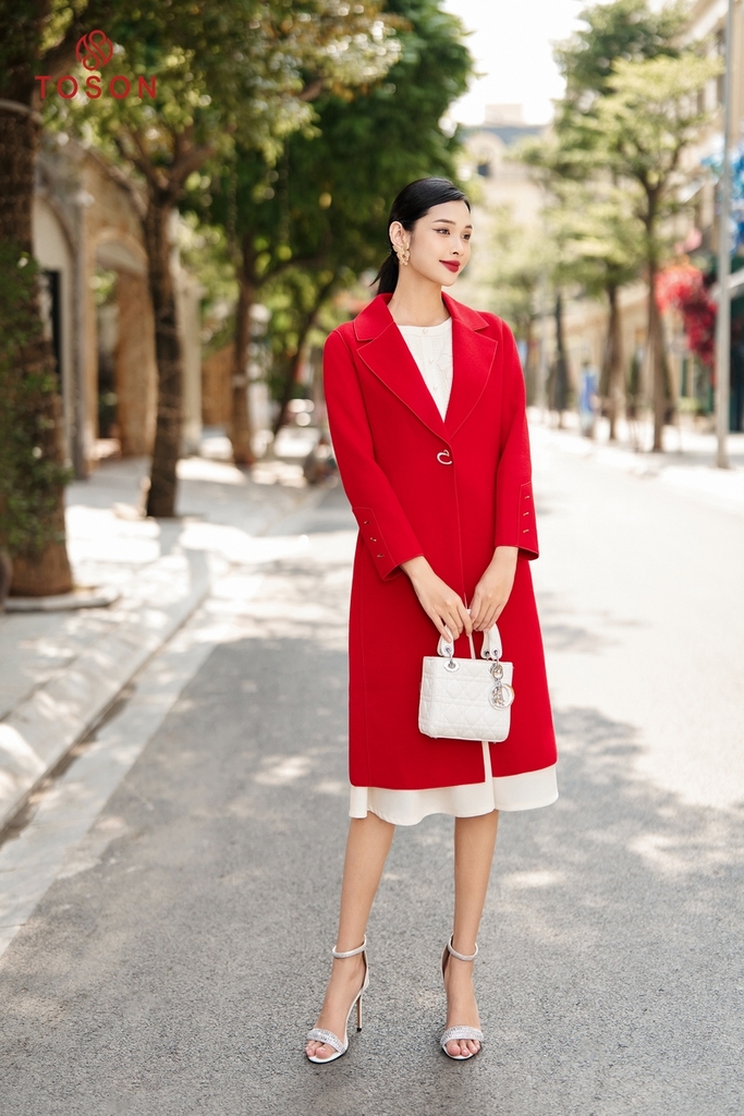 99002D34 - Áo dạ lông cừu đỏ, dáng dài, mí gân cửa tay đính trang trí