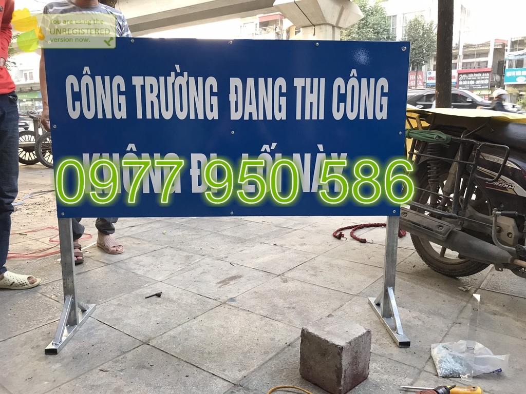 Bien bao cong truong dang thi cong