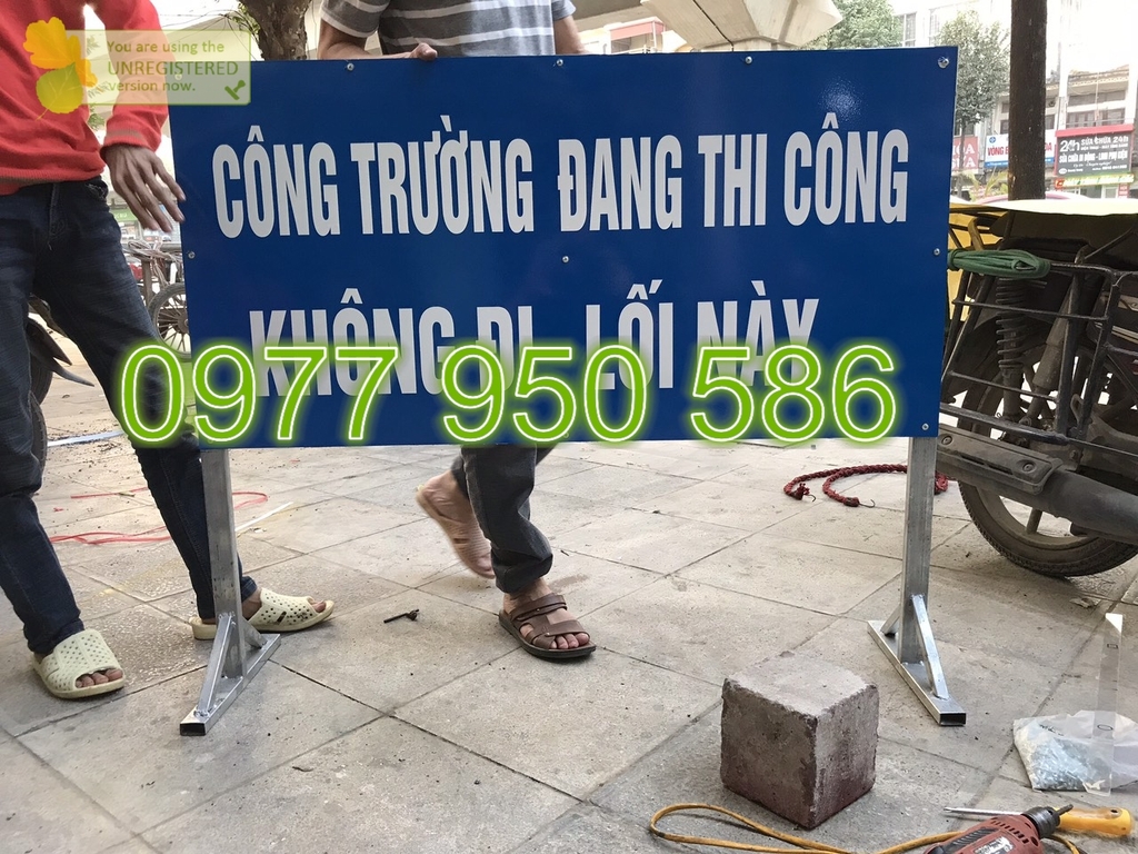 Bien bao cong truong dang thi cong