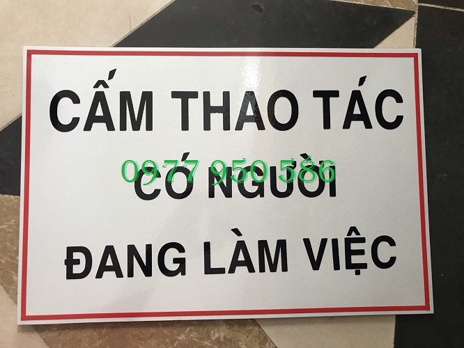 Biển báo cấm đóng điện! có người đang làm việc trên đường dẫn