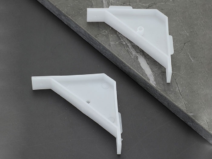 bas tam giác có lỗ vít định hình