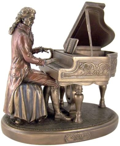 Bức tượng nhà soạn nhạc tài ba Mozart cùng Piano