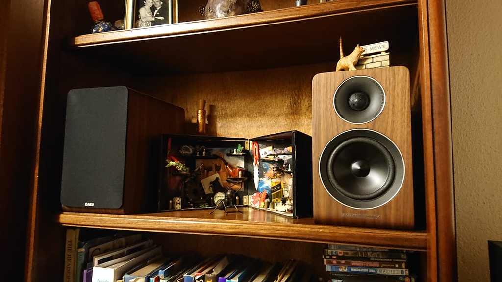 Loa bookshelf Acoustic Energy AE300