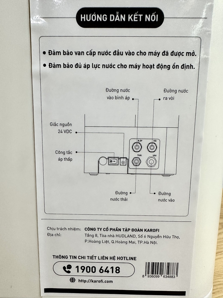 Mặt bên phải KAQ-U65 bao gồm các đường chia nước, nguồn điện và thông tin bảo hành