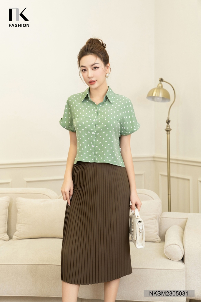Áo Sơ Mi Chấm Bi Cộc Tay Cổ Đức Vai Chờm NKSM2305031