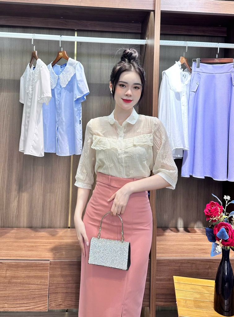 Áo Sơ Mi Cổ Sen Bẻ Thêu Hoa UK Fashion Công Sở Nữ Thanh Lịch, Nữ Tính Vải Mềm Mịn UKFSM2408010