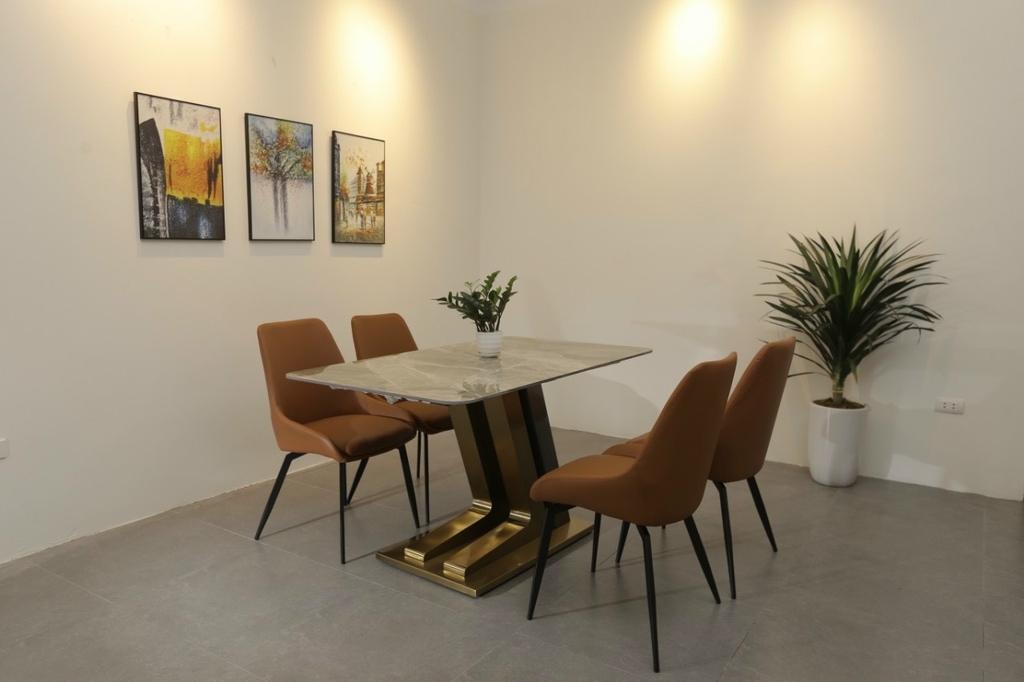 Cận cảnh chân bàn inox mạ vàng hình chữ V