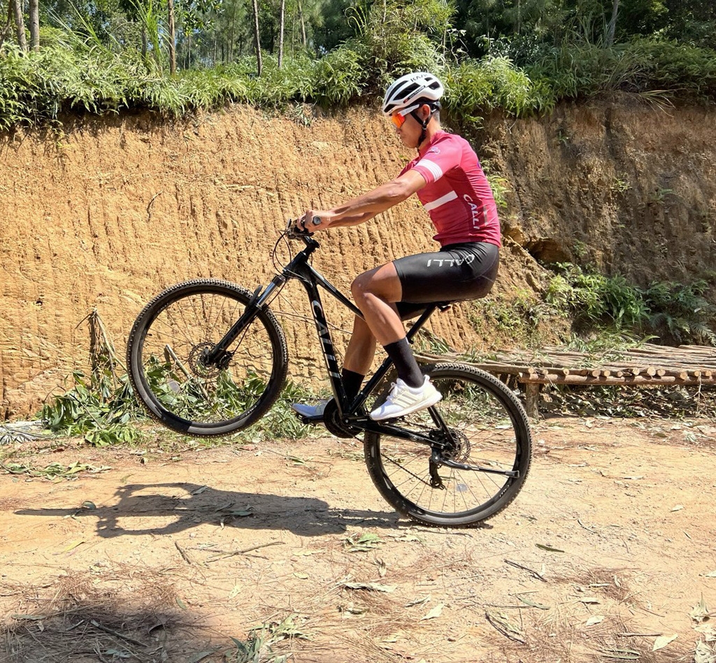 Người sử dụng xe đạp MTB trên địa hình thực tế