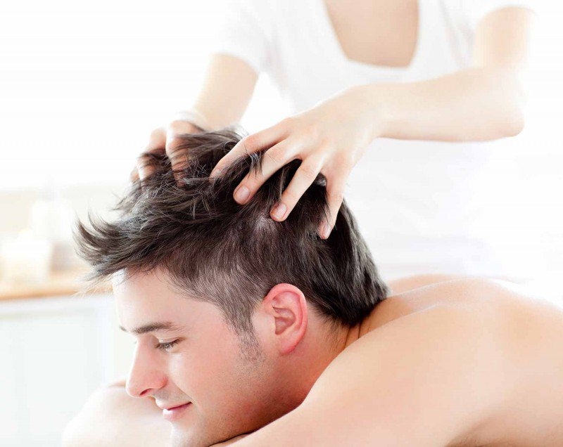 Massage da đầu giúp tóc khỏe hơn