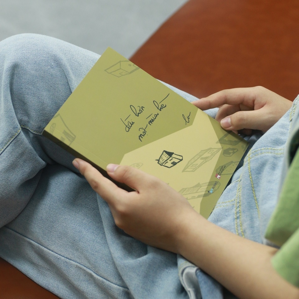 Sách - Dài Hơn Một Mùa Hè