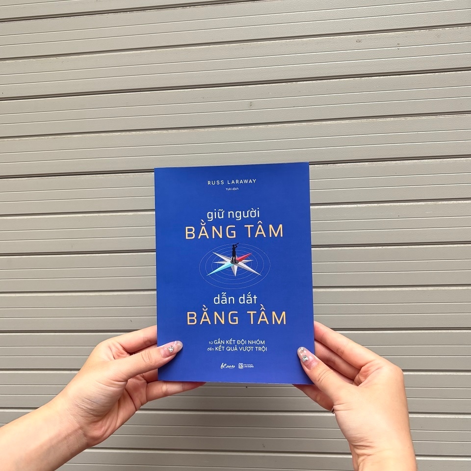 Sách - Giữ Người Bằng Tâm, Dẫn Dắt Bằng Tầm