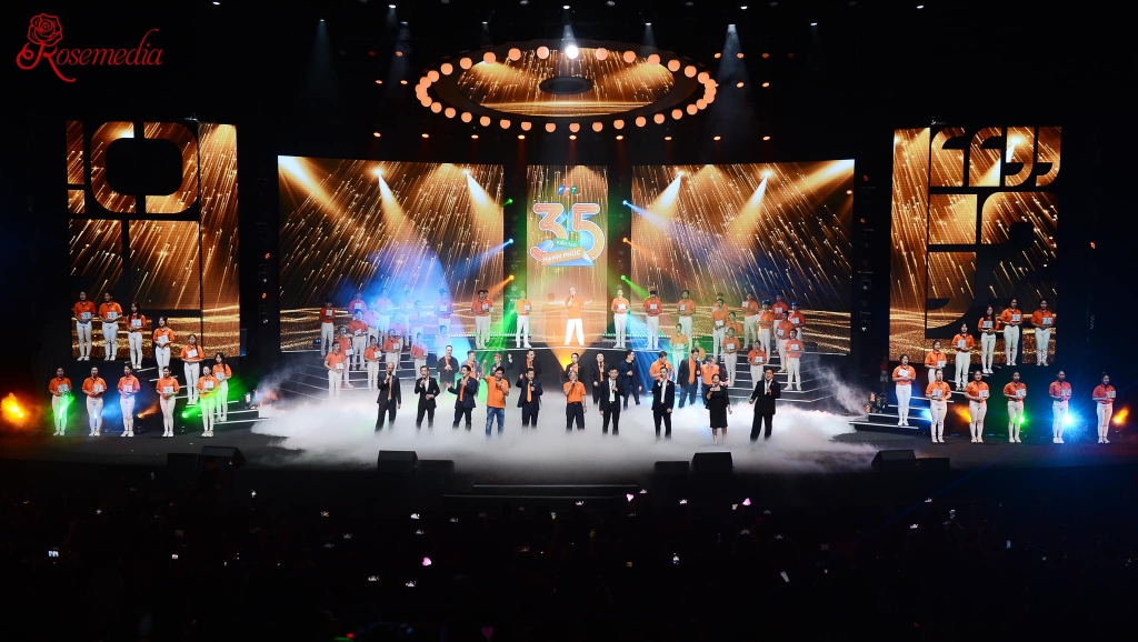 Cúp vinh danh trong sự kiện kỷ niệm 35 năm thành lập của FPT