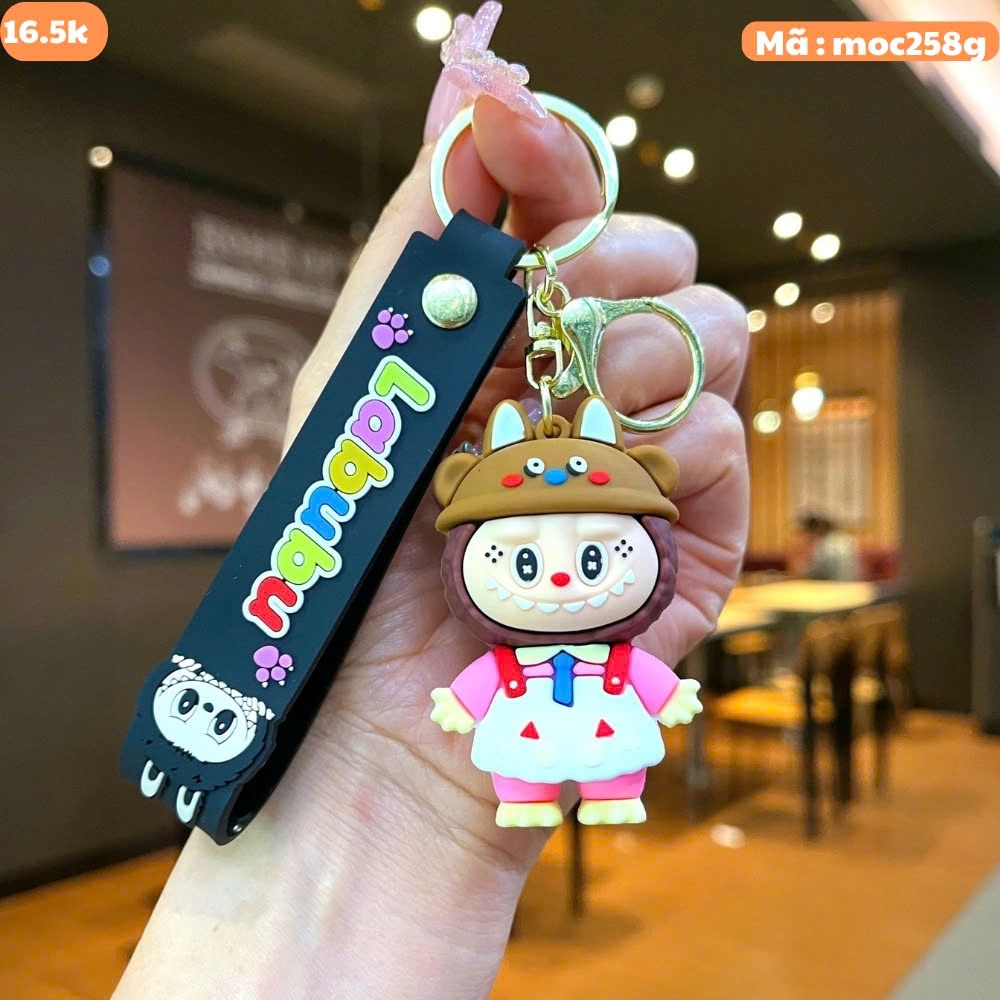 Móc Khóa labubu mũ nâu váy hồng - Dây móc dài : 10cm - Mô Hình Cao : 6cm - Nặng : 50gram - No Box : bọc túi OPP K76-T6-S7