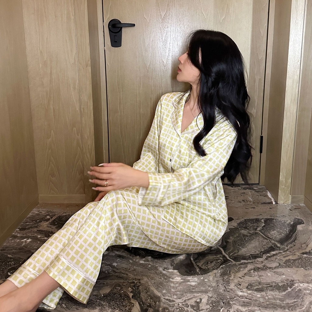 Đồ ngủ Pijama lụa xước hàng hiệu cộc tay vàng họa tiết kẻ caro DN409240