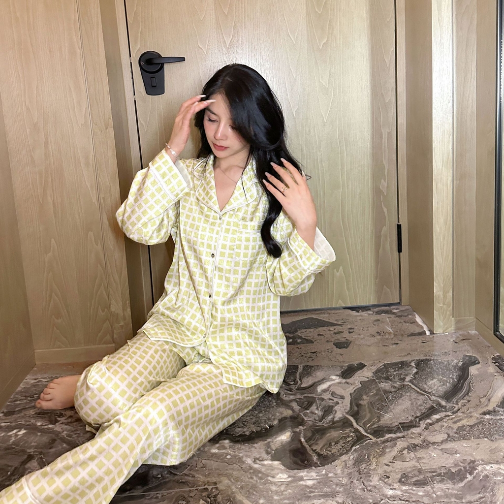 Đồ ngủ Pijama lụa xước hàng hiệu cộc tay vàng họa tiết kẻ caro DN409240