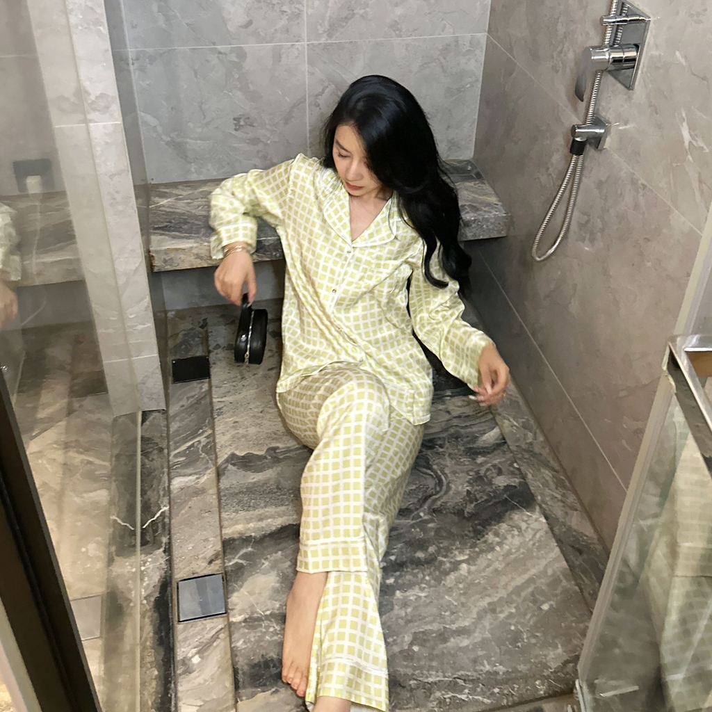 Đồ ngủ Pijama lụa xước hàng hiệu cộc tay vàng họa tiết kẻ caro DN409240