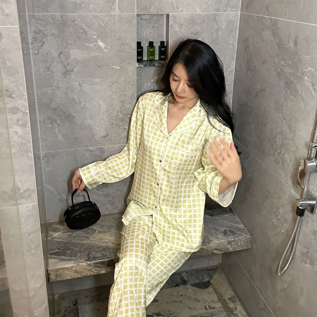 Đồ ngủ Pijama lụa xước hàng hiệu cộc tay vàng họa tiết kẻ caro DN409240