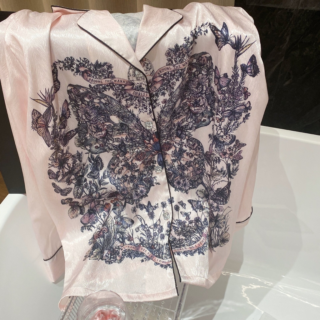 Đồ ngủ Pijama lụa xước hàng hiệu cộc tay Hồng nhạt viền đen họa tiết cánh bướm DN407240