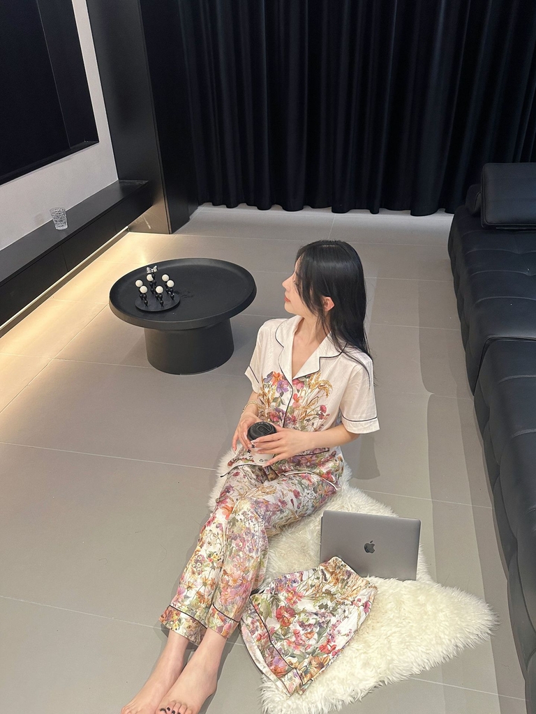 Đồ ngủ Pijama lụa xước hàng hiệu cộc tay họa tiết Hoa Lá DN403240