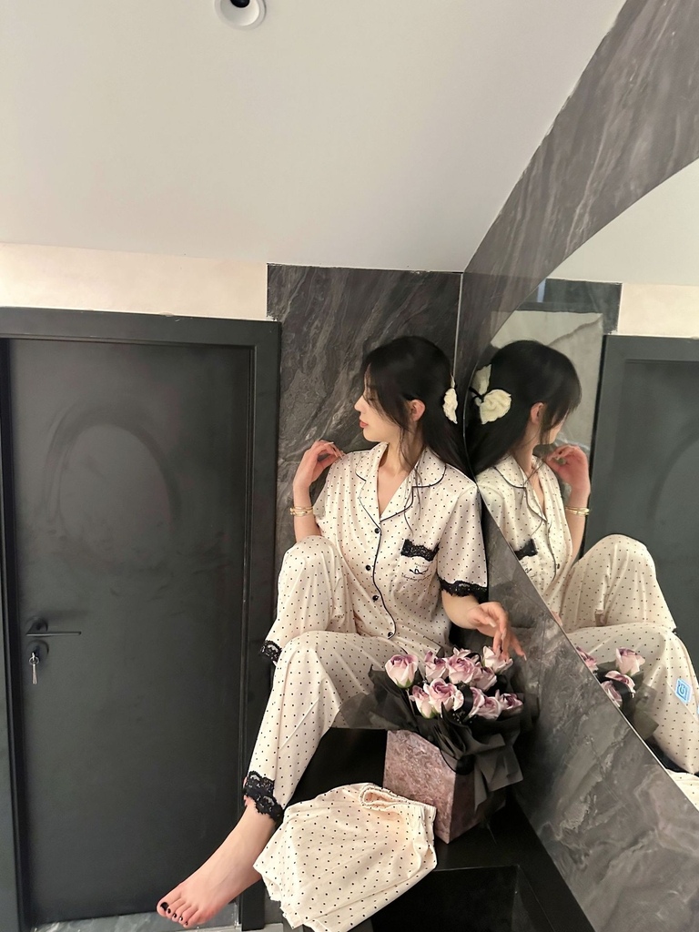 Đồ ngủ Pijama lụa xước hàng hiệu cộc tay viền ren chấm bi DN412240
