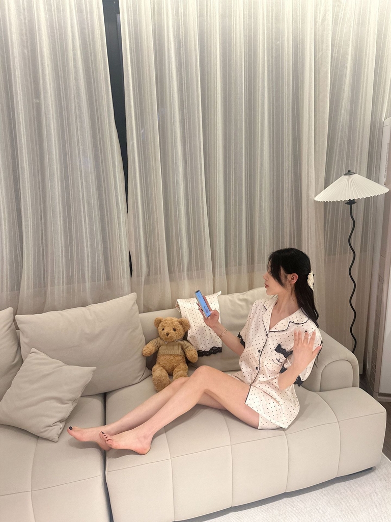 Đồ ngủ Pijama lụa xước hàng hiệu cộc tay viền ren chấm bi DN412240