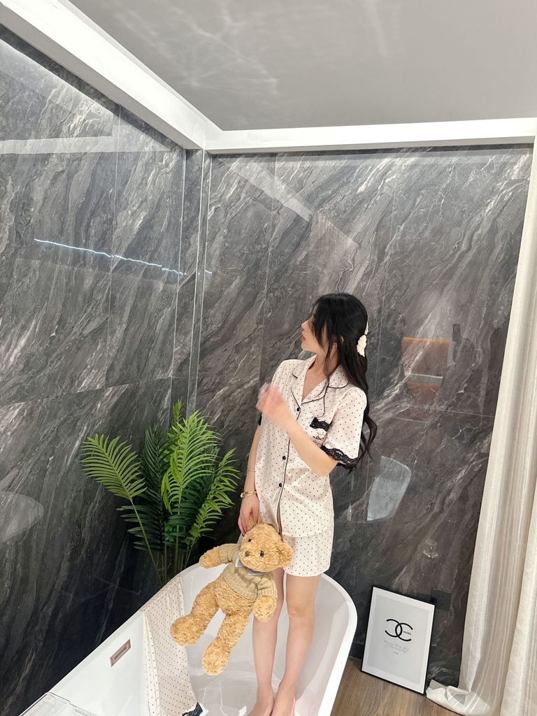 Đồ ngủ Pijama lụa xước hàng hiệu cộc tay viền ren chấm bi DN412240