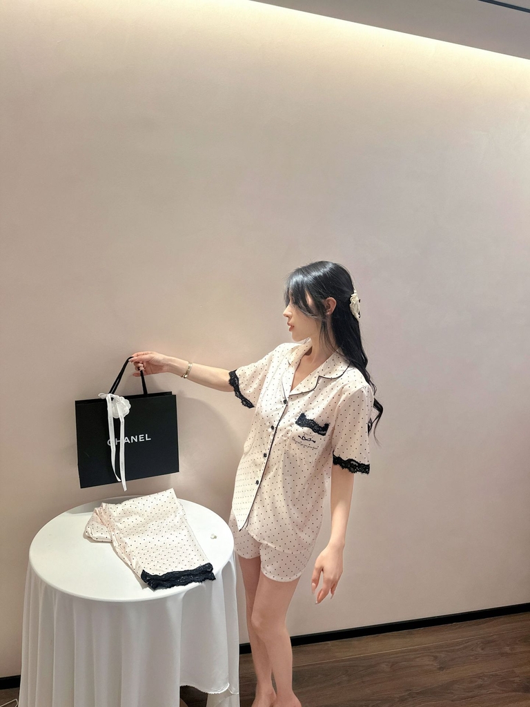 Đồ ngủ Pijama lụa xước hàng hiệu cộc tay viền ren chấm bi DN412240