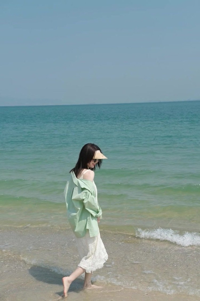 Váy hai dây trắng hoa nổi + áo sơ mi xanh phong cách Hàn Quốc hiện đại trẻ trung xu hướng hè D138240