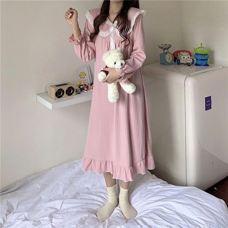 👑 Bộ đồ ngủ nữ tay dài phong cách tiên nữ Hàn Quốc – cổ búp bê, dáng dài qua gối, siêu dễ thương DN173250