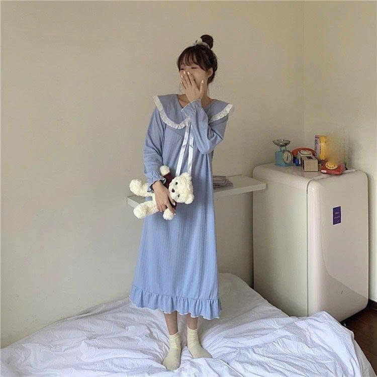 👑 Bộ đồ ngủ nữ tay dài phong cách tiên nữ Hàn Quốc – cổ búp bê, dáng dài qua gối, siêu dễ thương DN173250