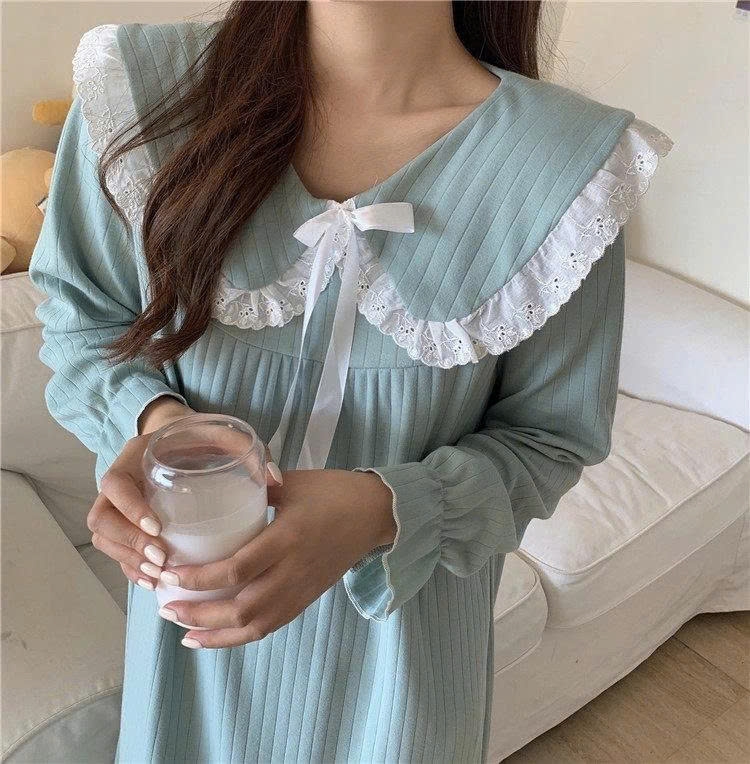 👑 Bộ đồ ngủ nữ tay dài phong cách tiên nữ Hàn Quốc – cổ búp bê, dáng dài qua gối, siêu dễ thương DN173250