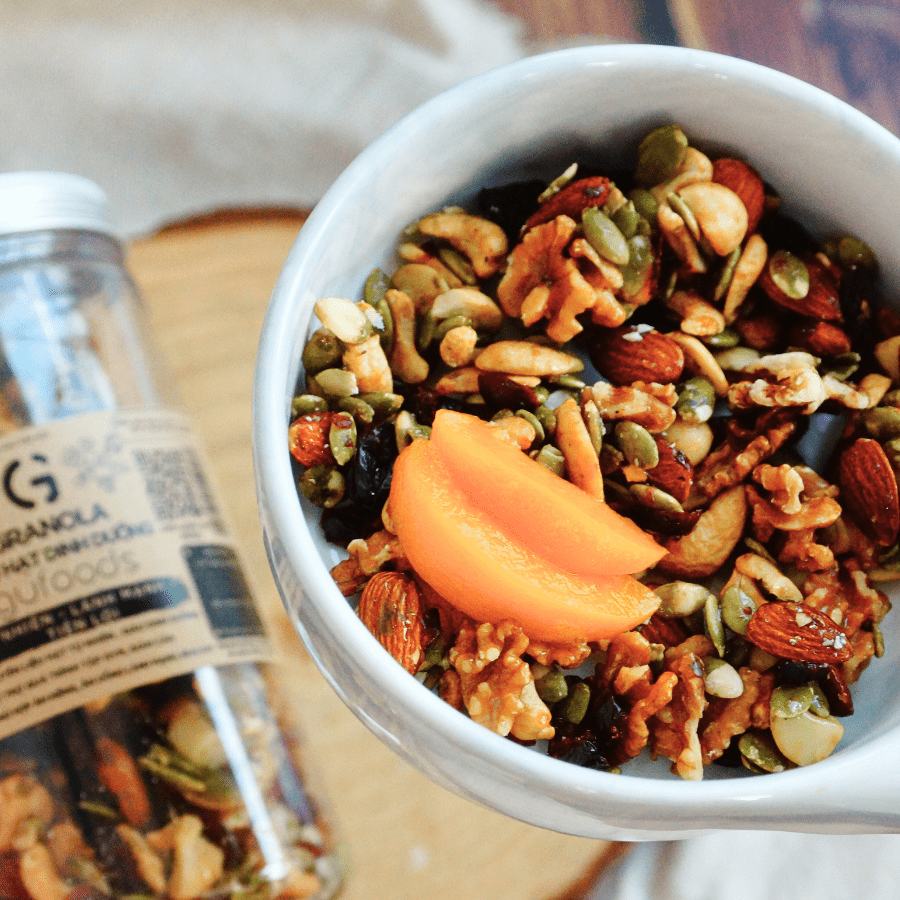 Granola thuần chay nướng mật dừa nước GUfoods (0% yến mạch; Mix siêu hạt mắc ca, nam việt quất, hạnh nhân, hạt điều, nho khô) - Dinh dưỡng, Tiện lợi, Thơm ngon, Giàu lợi ích sức khỏe