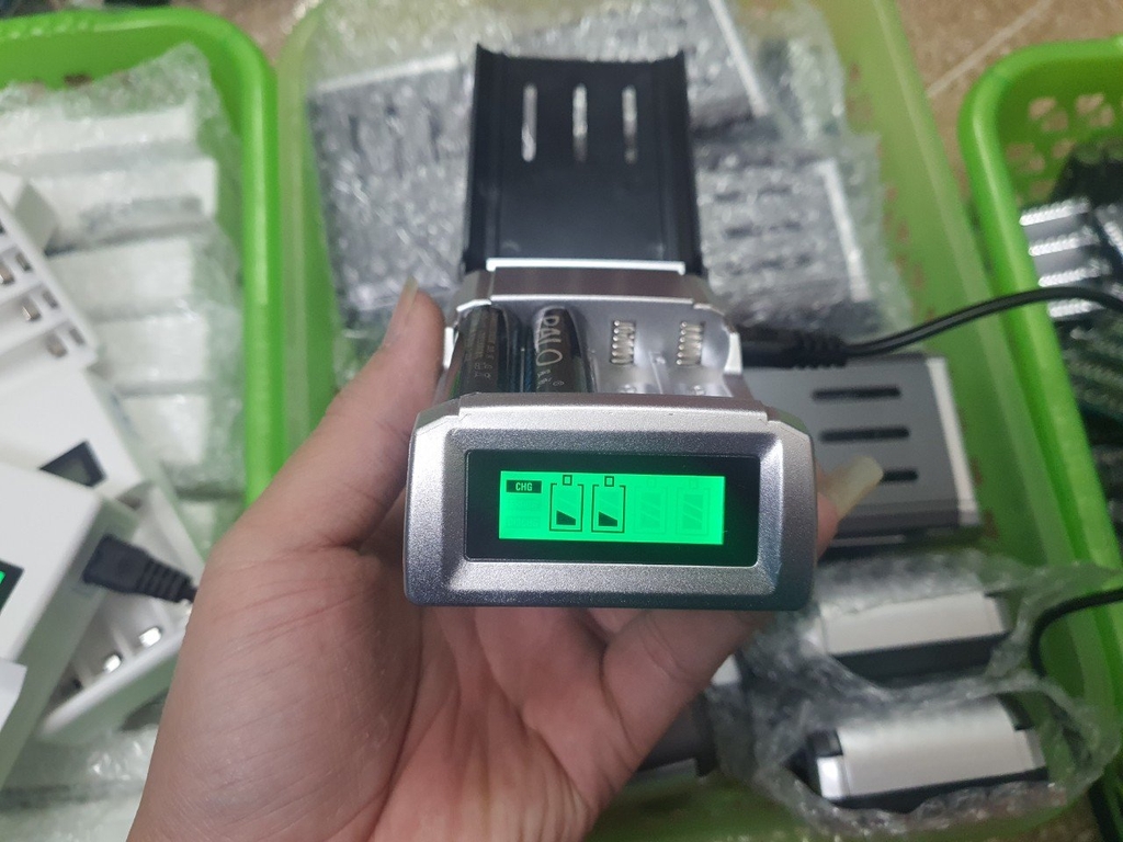 Sạc 4 pin mic AA - AAA có hiển thị và nắp đậy - tự ngắt
