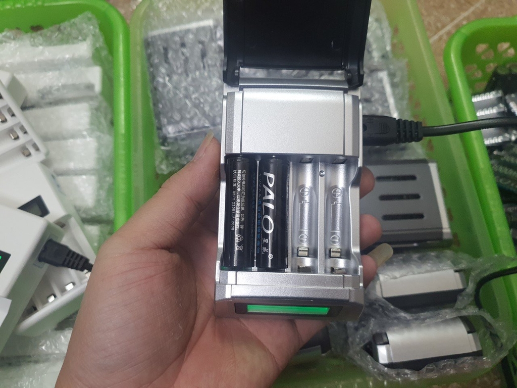 Sạc 4 pin mic AA - AAA có hiển thị và nắp đậy - tự ngắt