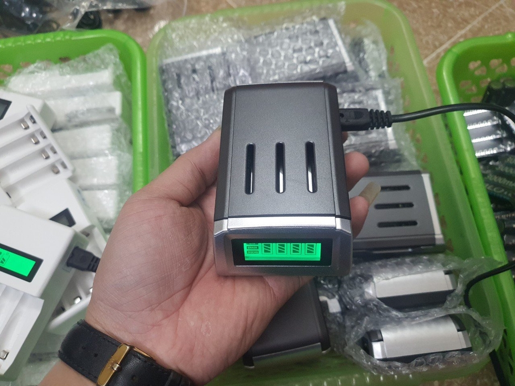 Sạc 4 pin mic AA - AAA có hiển thị và nắp đậy - tự ngắt