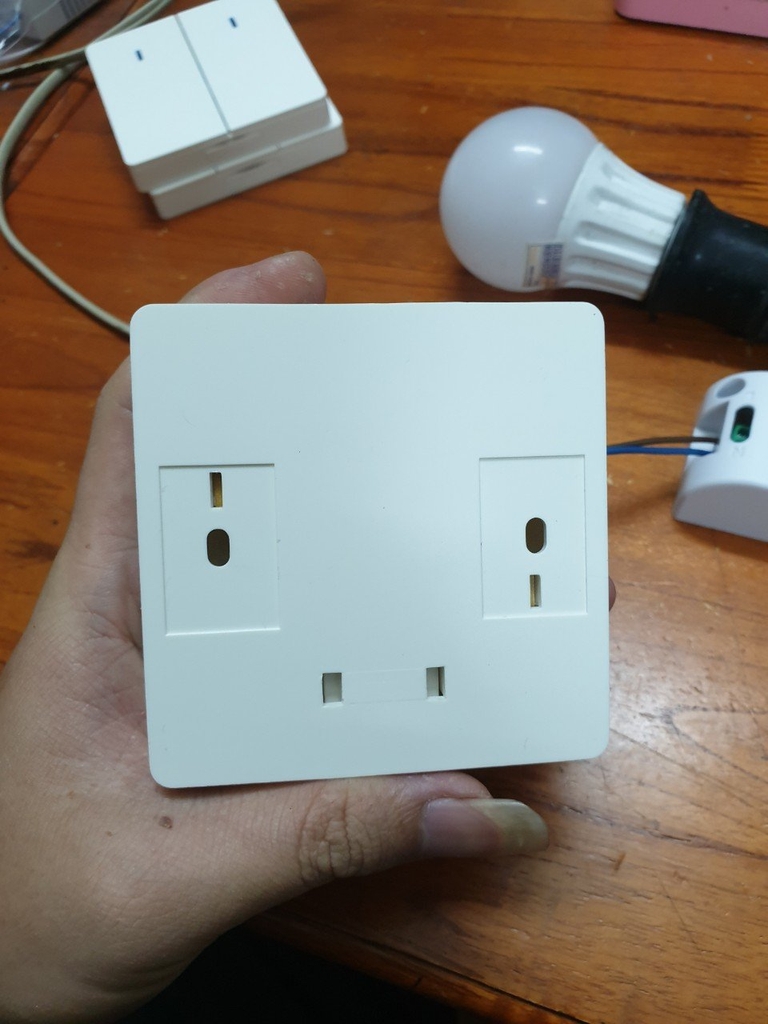 Mặt 2 công tắc điều khiển từ xa dán tường