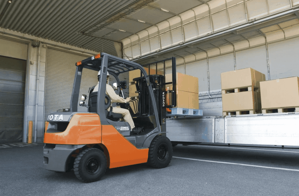 Xe nâng động cơ Toyota trong kho