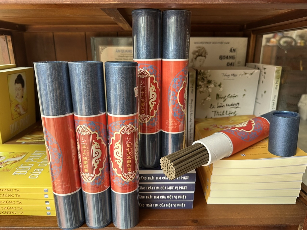 Trầm que tây tạng 36 vị thuốc quý (ống mẫu mới)