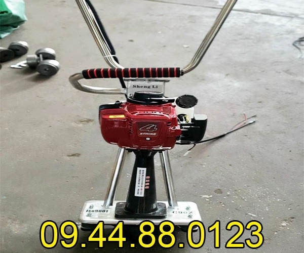 Máy đầm thước chạy xăng 4m Khung Inox