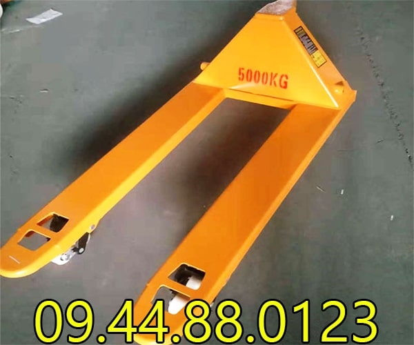 Xe nâng tay pallet Bison 5 tấn càng rộng