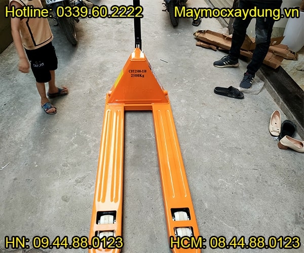 Xe nâng tay thấp Niki 2.5 tấn càng rộng